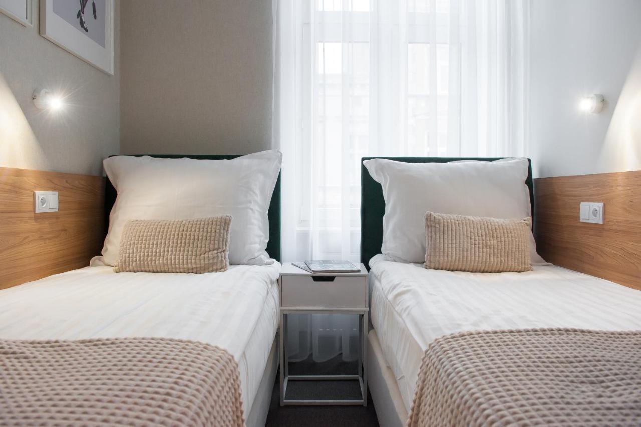 Hotel Awo Гнезно Екстер'єр фото