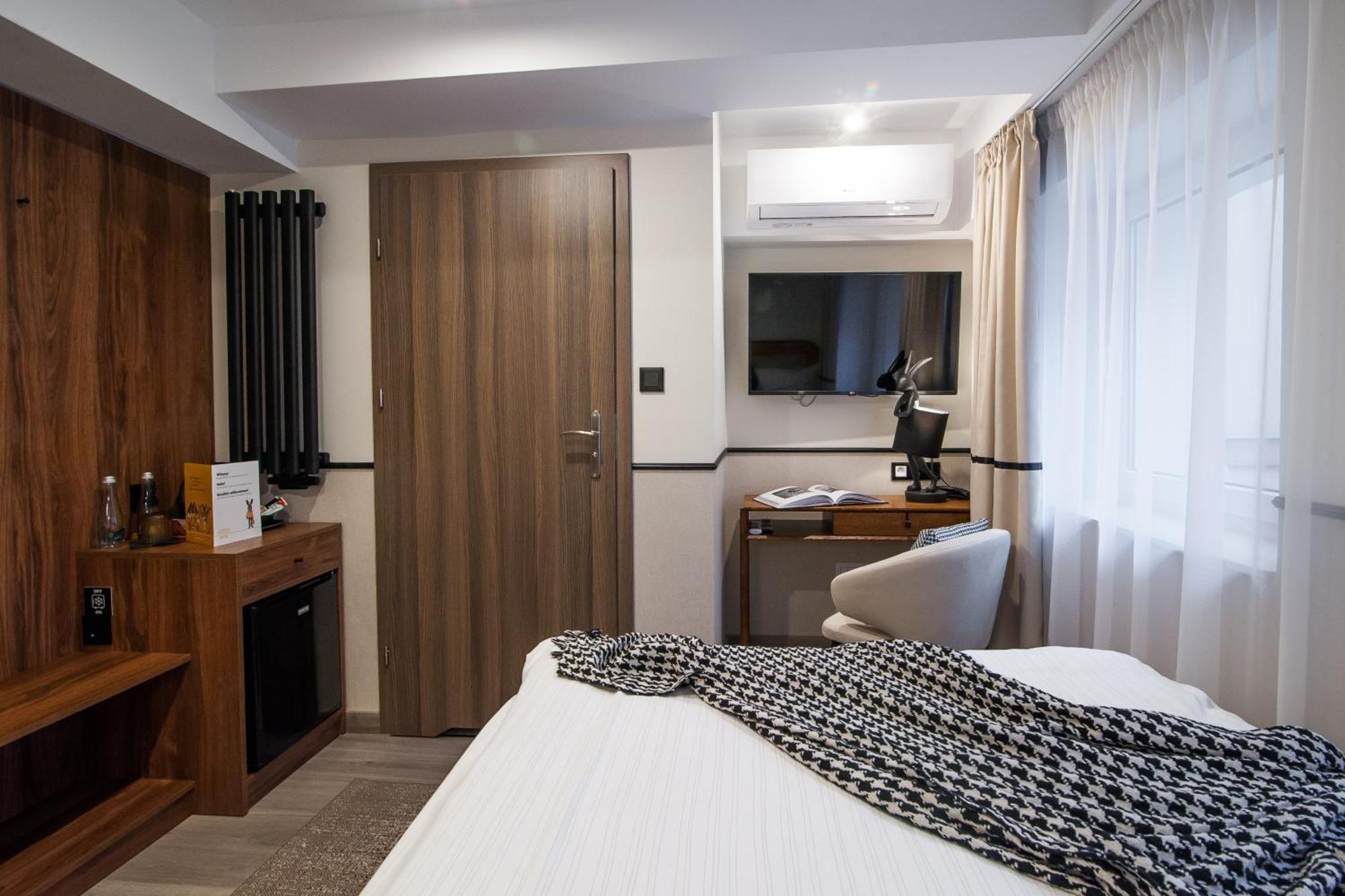 Hotel Awo Гнезно Екстер'єр фото