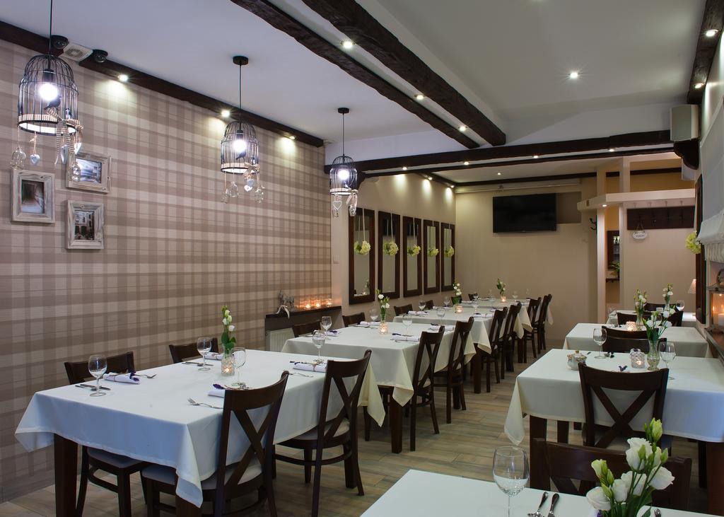 Hotel Awo Гнезно Екстер'єр фото